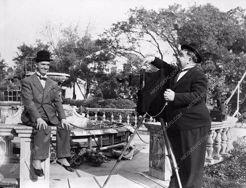 Stan Laurel sits for portrait by Oliver Hardy 8b03-475