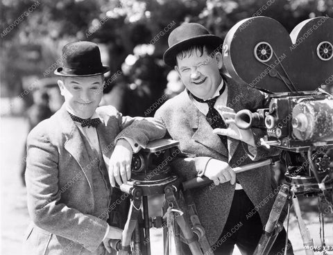 Stan Laurel Oliver Hardy and cool old school movie camera 8b03-485