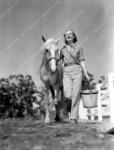 candid hHollywood Carole Lombard tends to the horses 8b03-546