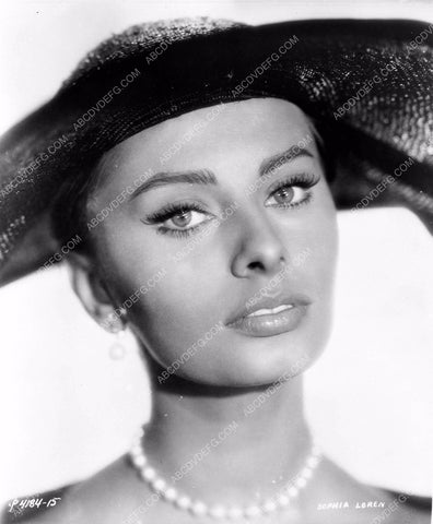 Sophia Loren in a fashion hat 8b03-607