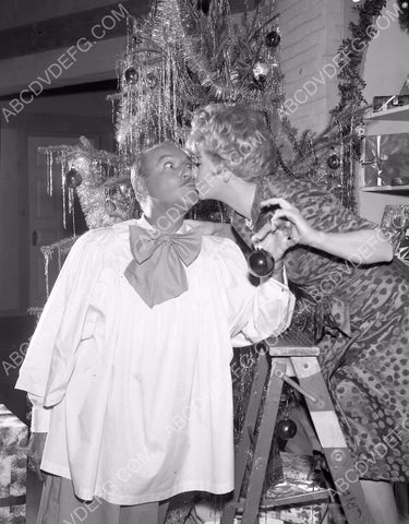Lucille Ball Gale Gordon decorate Christmas Tree TV The Lucy Show 8b03-619