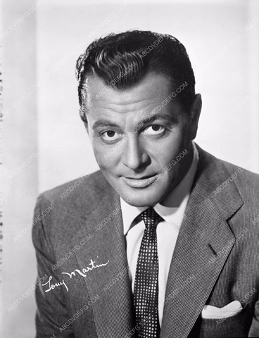 Tony Martin portrait 8b03-694