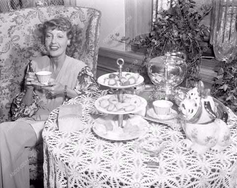 Jeanette MacDonald enjoys tea at home 8b03-879