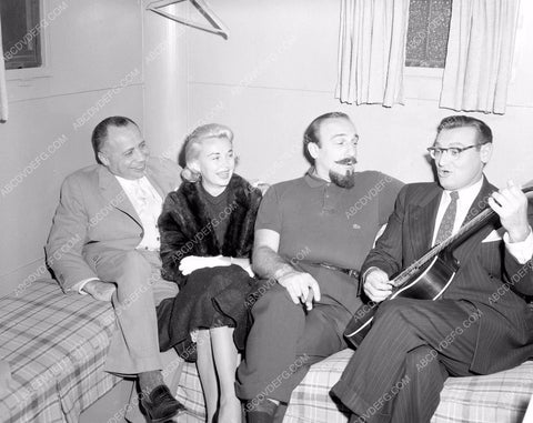 Mitch Miller and friends rehearse for TV show 8b4-002