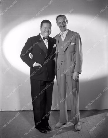 Jack Oakie poses with friend 8b4-110