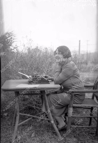Louella Parsons at the typewriter in Palm Springs 8b4-234