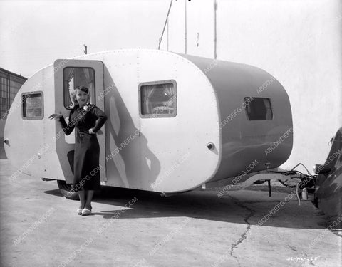 Ida Lupino behind the scenes w Airstream type trailer 8b4-343