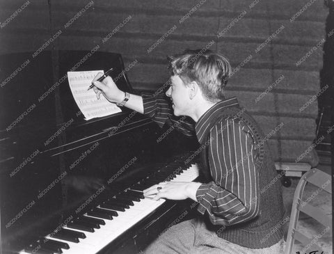 Mickey Rooney writing a masterpiece at the piano 8b4-681