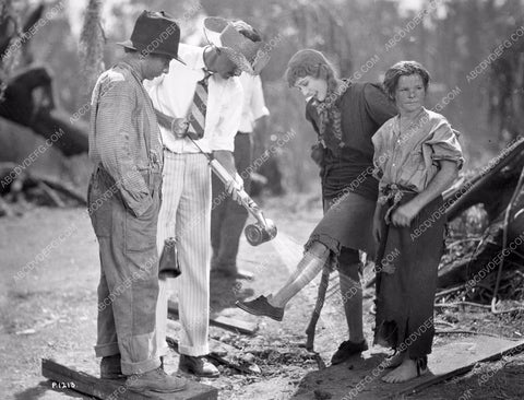 Mary Pickford Roy Stewart and cast use DDT sprayer film Sparrows 8b4-870