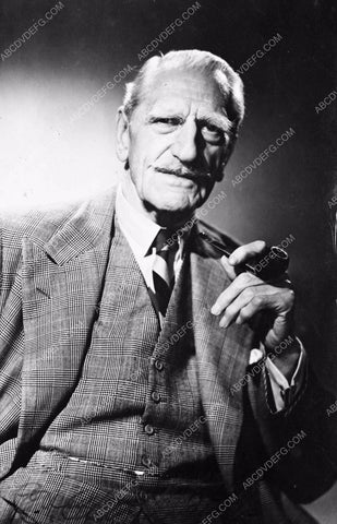 C. Aubrey Smith poses with his pipe 8b5-021