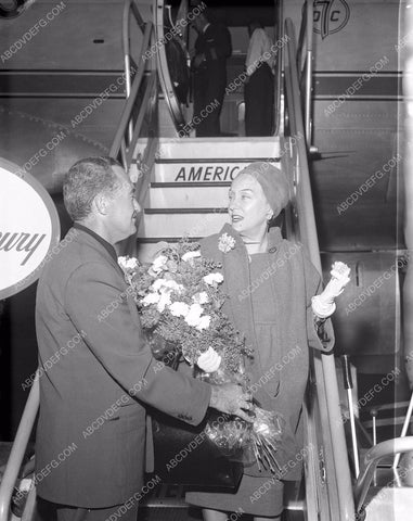 news photo Gloria Swanson exits American Airlines greeted at airport 8b5-257