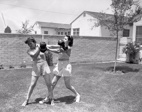Universal stunt girls don the boxing gloves fighting babes 8b5-288