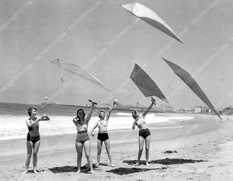 Bobby Sperry Delores Laughter Helen Nixon Kite flying Venice Beach Cal 8b6-092
