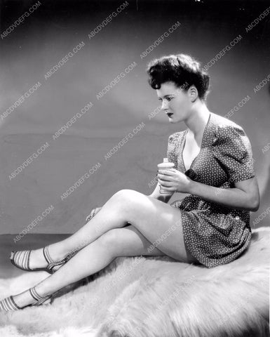 Woody Herman singer Carolyn Grey displays use of leg makeup 8b6-130
