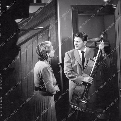 Ronald Reagan comandeers the vacuum TV G.E. Theater 8b6-303