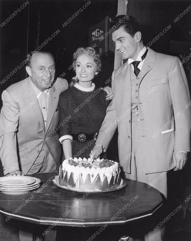 Ann Blyth Joe Pasternak present Edmund Purdom w birthday cake 8b6-475