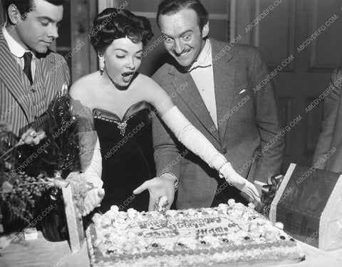 Mario Lanza David Niven give Kathryn Grayson birthday cake on set 8b6-477