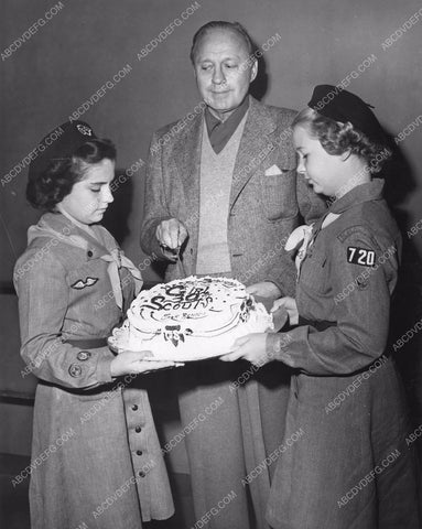 Jack Benny presents The Girl Scouts with 39th Birthday Cake 8b6-482