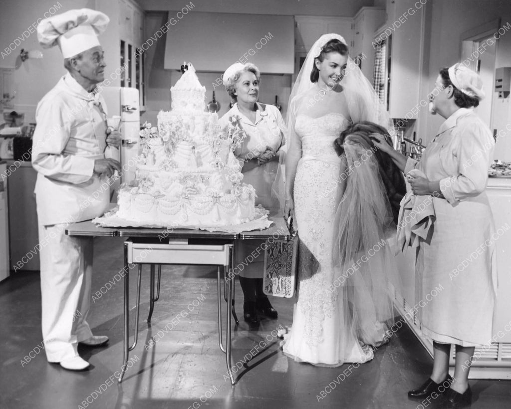 Esther Williams gives OK to wedding cake in film Skirts Ahoy 8b6500