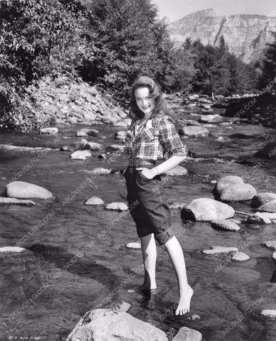 Barefoot Girl Dorothy Hart in Sedona Az filming The Gunfighters 8b6-552