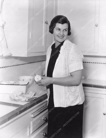 Phyllis Thaxter prepares meal in Warner Brothers kitchen 8b6-573