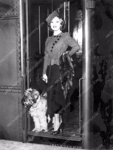 news photo some babe and her dog get off a train 8b6-587