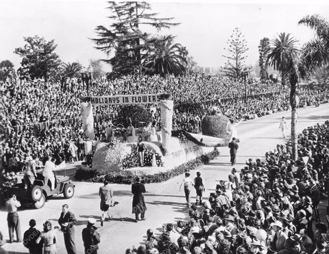 Pasadena Tourn of Roses Parade Holidays in Flowers float 8b6-706