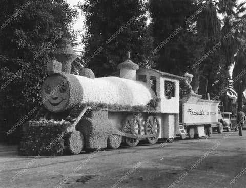 Pasadena Tourn of Roses Parade Mickey Mouse Donald Duck float 8b6-713