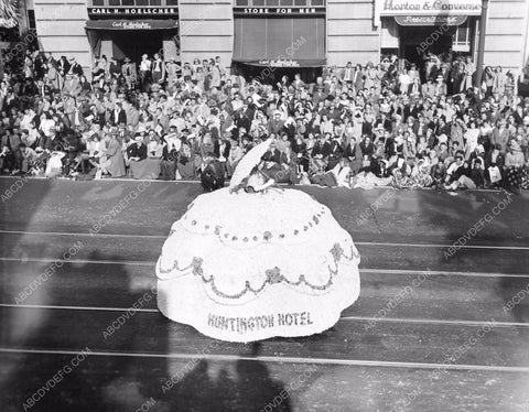 Pasadena Tourn of Roses Parade Huntington Hotel Hoop Skirt float 8b6-724