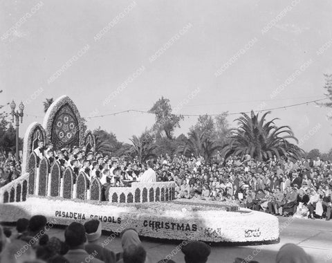 Pasadena Tourn of Roses Parade Pasadena Schools Christmas float 8b6-768