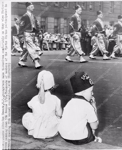 youngsters get comfortable to Shriners march in New York City 8b6-872