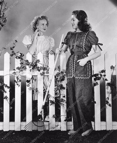 beautiful Nan Wynn Evelyn Keyes in garden wear 8b6-883
