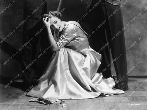 Barbara Stanwyck shooting dice in The Lady Gambles 9002-02