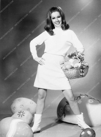 Patricia Crowley cute w Easter Eggs TV show Please Don't Eat the Daisies 9068-05