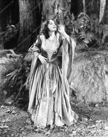 Olivia de Havilland out in the woods 9070-25