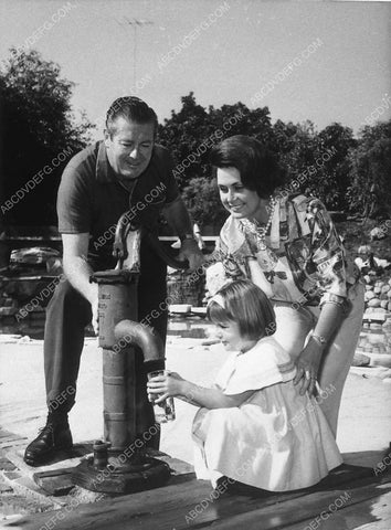 candid Don Defore w wife and daughter at the water pump 9102-20