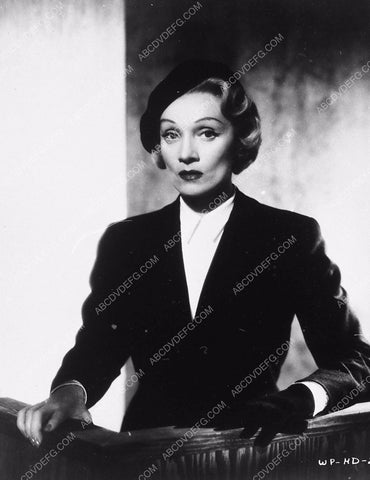 Marlene Dietrich on the witness stand film Witness for the Prosecution 9202-27