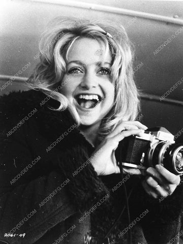 Goldie Hawn w her camera 9208-03