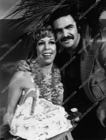 Carol Burnett w Burt Reynolds and birthday cake 9223-31