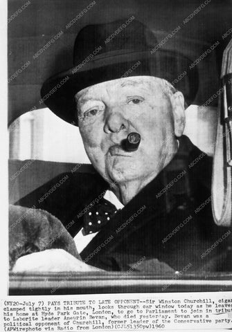 news photo Winston Churchill and cigar in car 9429-03