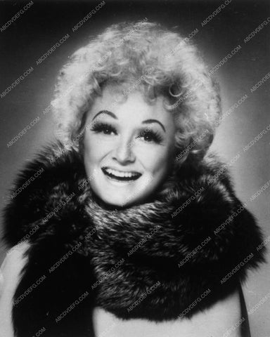 Phyllis Diller wrapped in fur 9429-18