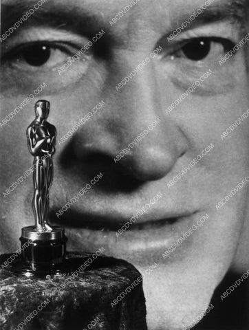 Bob Hope eyeballing the Oscar Statue 9694-3