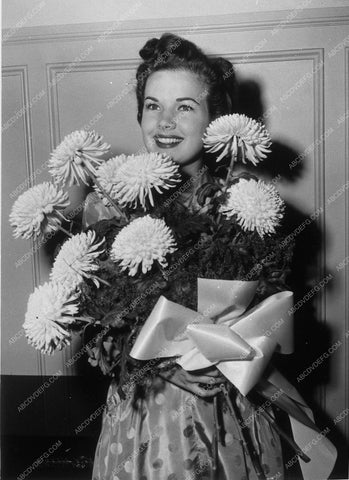 Gale Storm and a bunch of flowers 9808-12