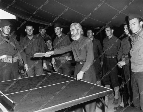 Gabby Hayes playing Ping Pong with service men 9992-22