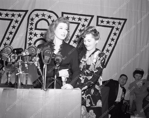 1942 Oscars Greer Garson at podium Academy Awards aa1942-09