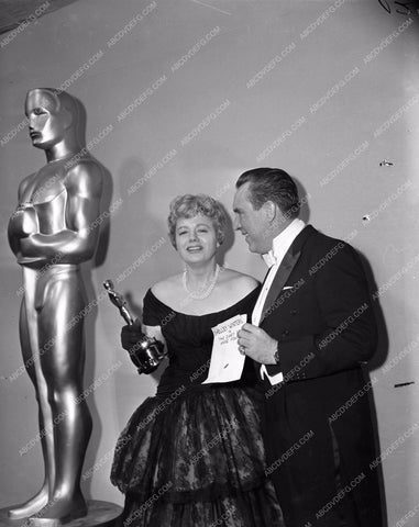 1959 Oscars Edmond O'Brien Shelley Winters Academy Awards aa1959-57</br>Los Angeles Newspaper press pit reprints from original 4x5 negatives for Academy Awards.