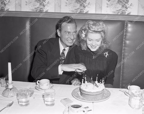 candid Alice Faye Phil Harris cutting birthday cake afaye-10