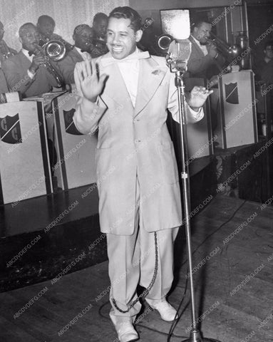 Cab Calloway performing live at the microphone cc810-04