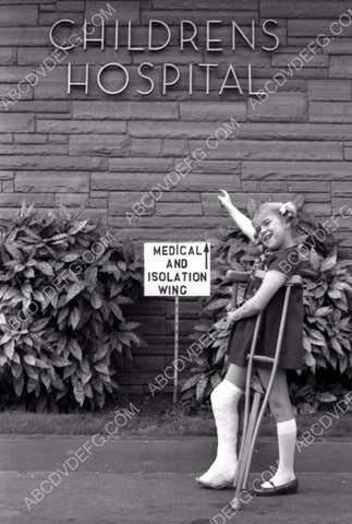 child star Anissa Jones breaks her leg ends up Childrens Hospital LA 8b20-0019