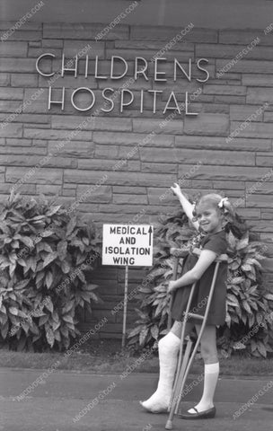 child star Anissa Jones breaks her leg ends up Childrens Hospital LA 8b20-0022